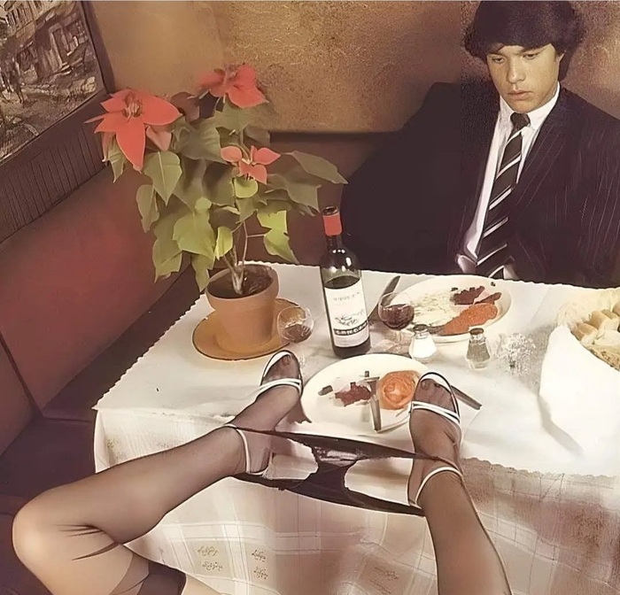 Sit the Onlifan Girl at the table, she will put her feet on the table - NSFW, Underpants, High heels, Date, A restaurant, Romantic dinner, Stockings