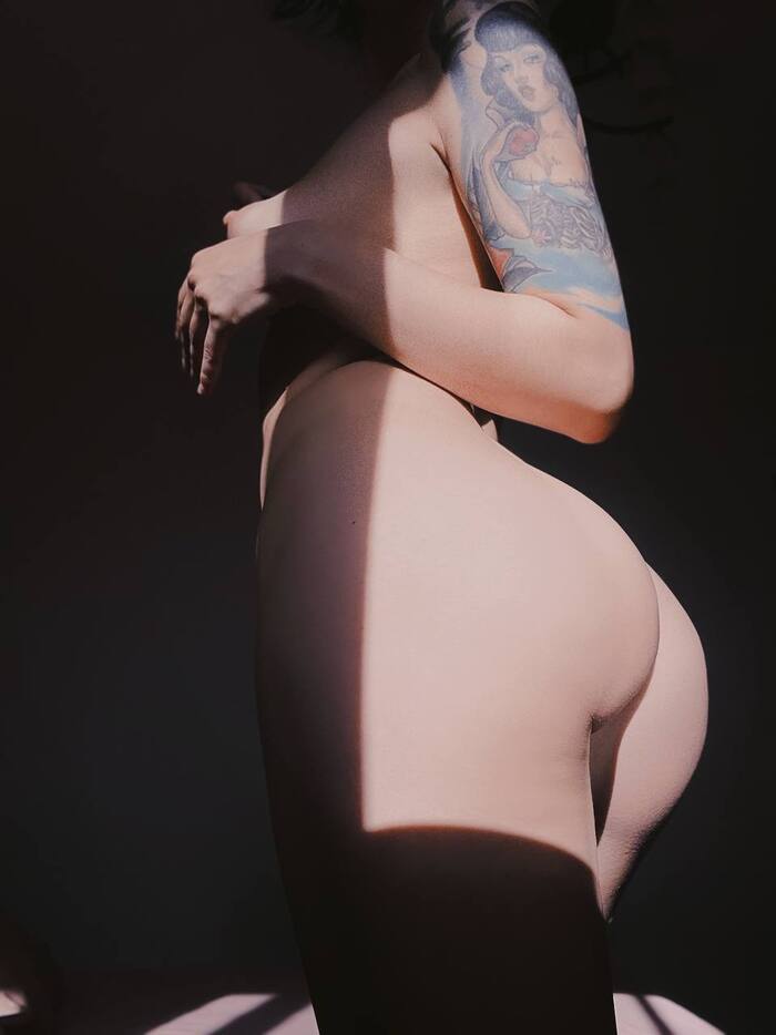 A bit of aesthetics - NSFW, My, Erotic, Girls, Girl with tattoo, Boobs, Booty, Homemade, The photo, Morning, The sun, Aesthetics, Waist, Hips