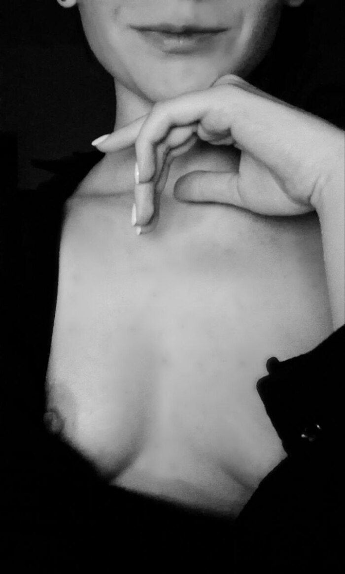 Trying out my pen... - 18+, My, Erotic, Boobs, Black and white photo, Lips, Homemade, No face, Smile, NSFW